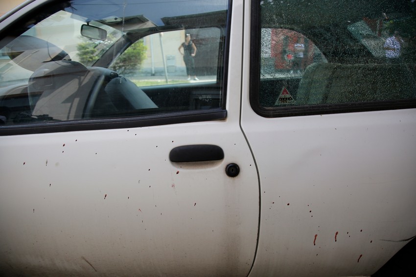 Tragovi krvi na automobilu na koji je pao