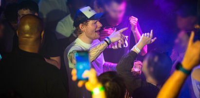 Ed Sheeran w warszawskim klubie. Wszyscy wyciągnęli telefony. Gwiazdor nie zwracał na to uwagi i zaczął się relaksować [ZDJĘCIA, FILMY]