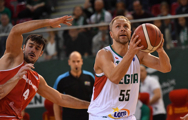 Koszykarz Legii Warszawa Łukasz Koszarek (P) i Marijan Cakarun (L) z Szolnoki Olajbanyasz podczas meczu grupy H Pucharu Europy FIBA