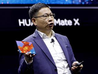 Richard Yu prezesntuje rozkładany smartfon Huawei Mate X