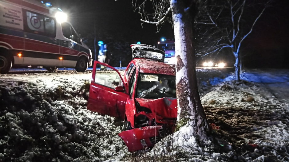 Meriva uderzyła w drzewo. Fot. OSP Czaplinek