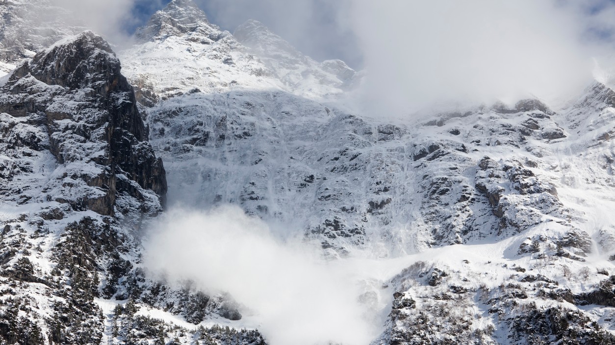 Lavínové nebezpečenstvo pretrváva. (ilustračné foto)