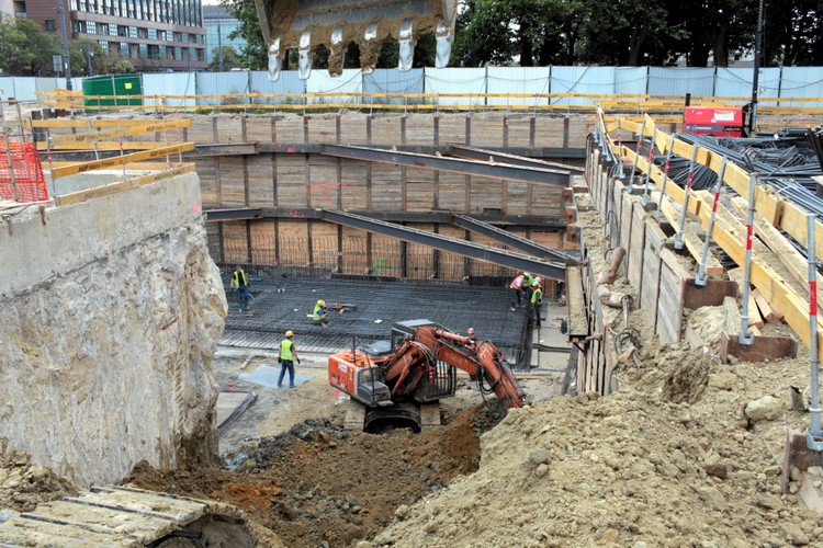 Warszawa, skrzyżowanie ul. Świętokrzyskiej i Marszałkowskiej. Plac budowy stacji przesiadkowej pomiędzy I i II linią metra na stacji Metro Świętokrzyska