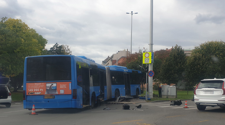 Oszlopot döntött ki az 5-ös busz az I. kerületben / Fotó: Blikk