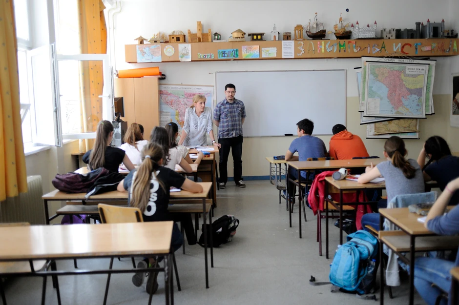 Učitelji: Đake u Srbiji prvo treba rastertiti obimnog gradiva