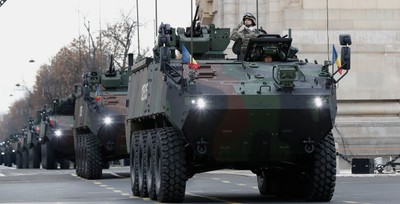 Ponad 2 tys. żołnierzy i 150 jednostek sprzętu. Defilada wojskowa w Rumunii z polskim akcentem [ZDJĘCIA]