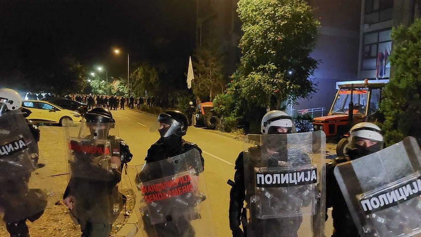 Demonstranti su gađali policiju kamenicama, jajima i pirotehničkim sredstvima