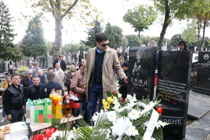 Milan Marić na grobu Tome Zdravkovića