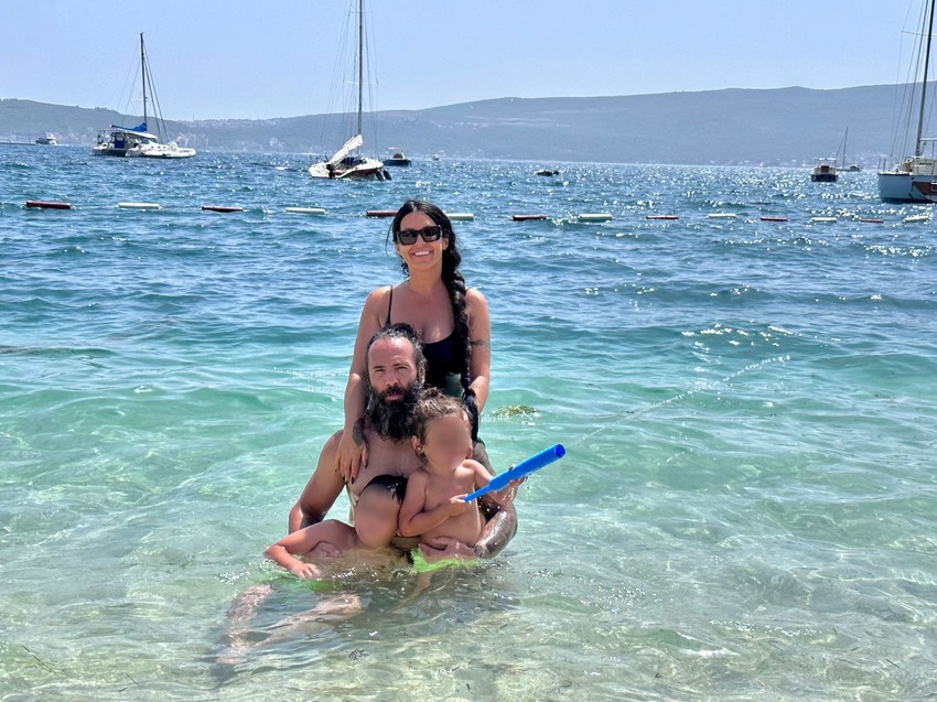 Seka Aleksić sa porodicom na moru