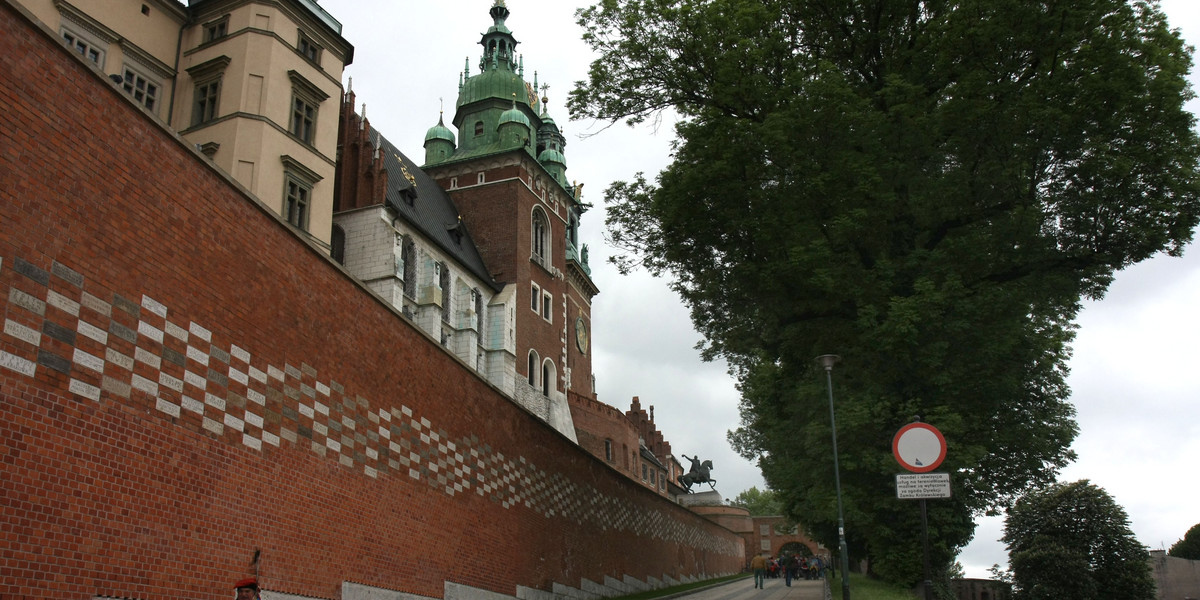 Słupki w bramie na Wawelu