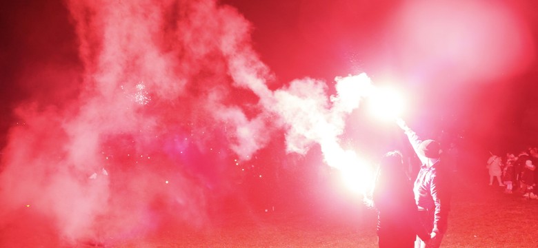 Niespokojna noc w Warszawie. Petarda wpadła na balkon, spaliło się mieszkanie