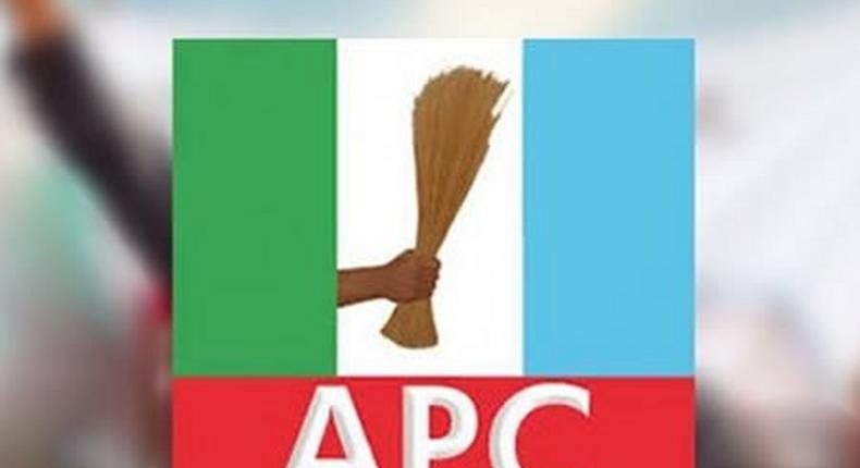 Lagos APC officially receives ex-PDP bigwigs, other defectors