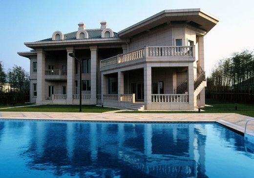 W zachodniej części Szanghaju – największego miasta Chin – na nabywcę czeka willa o powierzchni 1100 m kw. położona na trzykrotnie większej działce. W trzypiętrowym budynku znajduje się 5 sypialni, 6 łazienek i 2 kuchnie, a w ogrodzie basen. Cena to równowartość prawie 39 mln zł.
<br><br>
(fot. Luxury Estate)