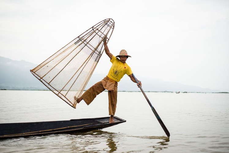 Rybak na jeziorze Inle Lake, Birma; fot. T. Bogusz / 'Pirania na kolację'