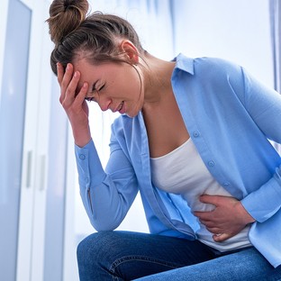 Menstruációs fejfájás: miért pont akkor fáj, és mit tehetünk ellene?