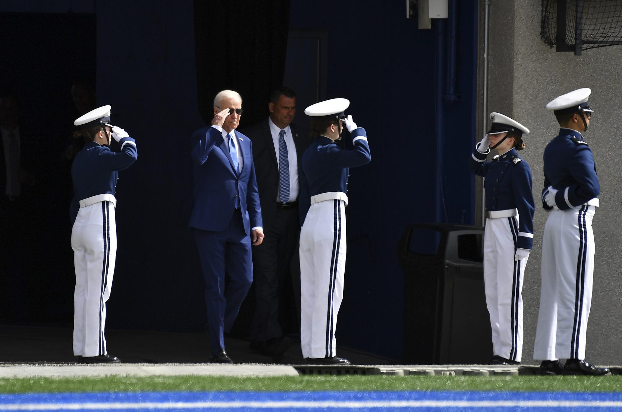 Americký prezident Joe Biden zakopol a spadol pri odovzdávaní diplomov na slávnostnom promócii americkej Akadémie vzdušných síl v Colorade.