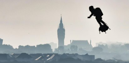 Co za wyczyn! Francuz przeleciał na desce nad kanałem La Manche