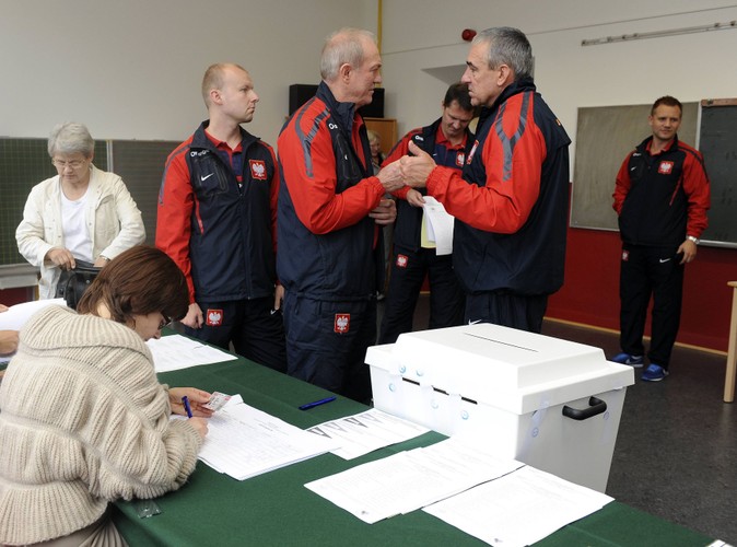 Franciszek Smuda i jego ludzie w lokalu wyborczym