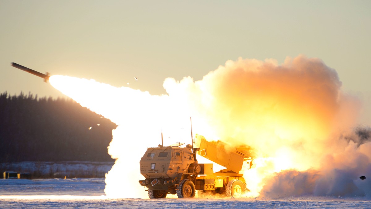 Wyrzutnia HIMARS w akcji. Zdjęcie ilustracyjne