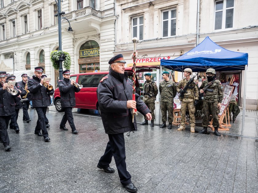 Legiony Józefa Piłsudskiego na Piotrkowskiej w Łodzi. Parada i piknik historyczny w deszczu