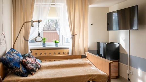 Osoby wymagające wsparcia otrzymają najwyższej jakości opiekę, w tym komfortowe, jednoosobowe pokoje z pełnym wyposażeniem. 