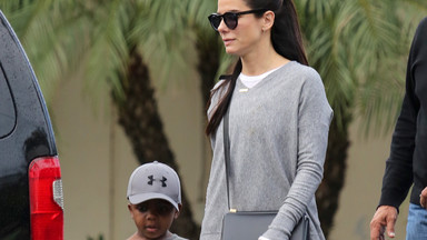 Sandra Bullock na spacerze z pięcioletnim synkiem