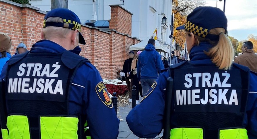 W całej Polsce istnieje 381 straży miejskich i 63 straże gminne. Łącznie pracuje w nich 7693 strażników, w tym 1273 w Warszawie.