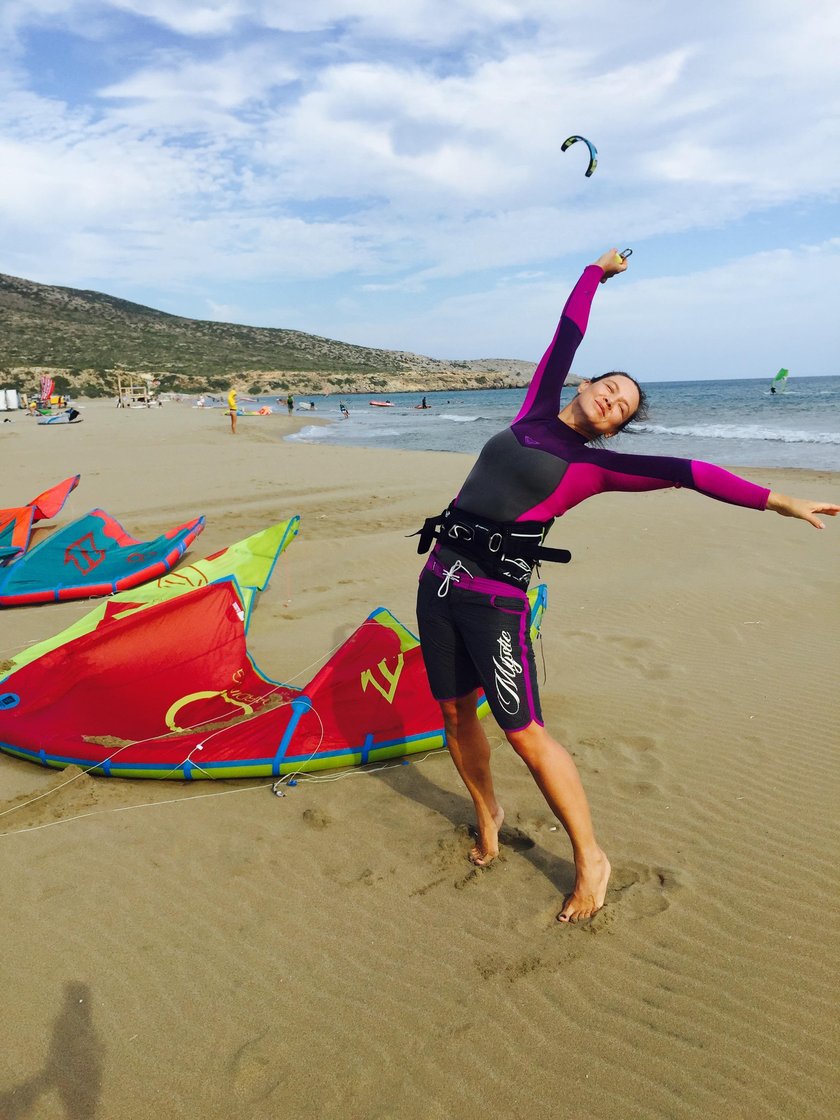 Anna Kalczyńska bierze lekcje kitesurfingu