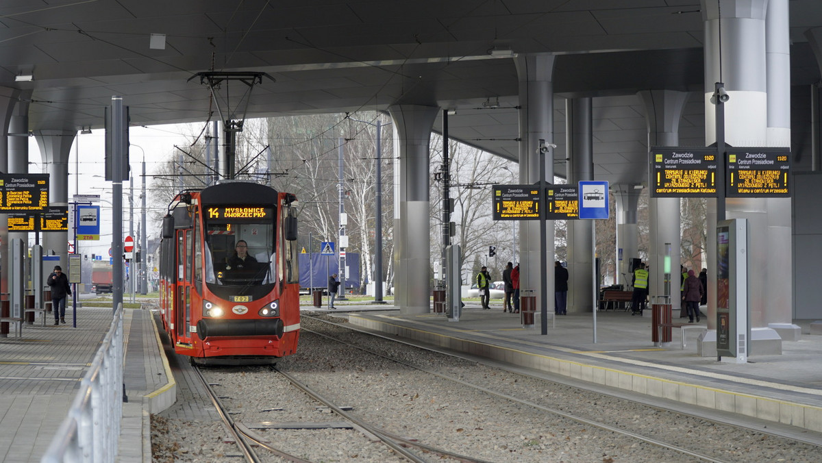 <strong>Katowice podchodzą kompleksowo do kwestii budowy systemy transportu zrównoważonego – czyli takiego, który jest przyjazny dla kierowców, pasażerów komunikacji publicznej, rowerzystów i pieszych. W tych obszarach realizowany jest szereg inwestycji – m.in. budowa nowych dróg rowerowych, przebudowa dwóch węzłów drogowych w ciągu DK81, a także utworzenie czterech centrów przesiadkowych. </strong>