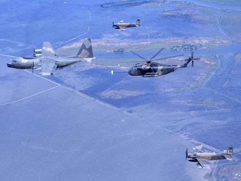 A-1H Skyraidery eskortują HC-130P Sił Powietrznych USA podczas tankowania śmigłowca HH-53C nad Azją Południowo-Wschodnią we wrześniu 1970 roku.