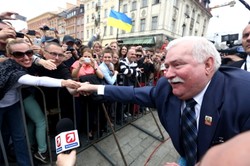 Słitfocie i uściski. Wałęsa brylował na Placu Zamkowym. ZDJĘCIA