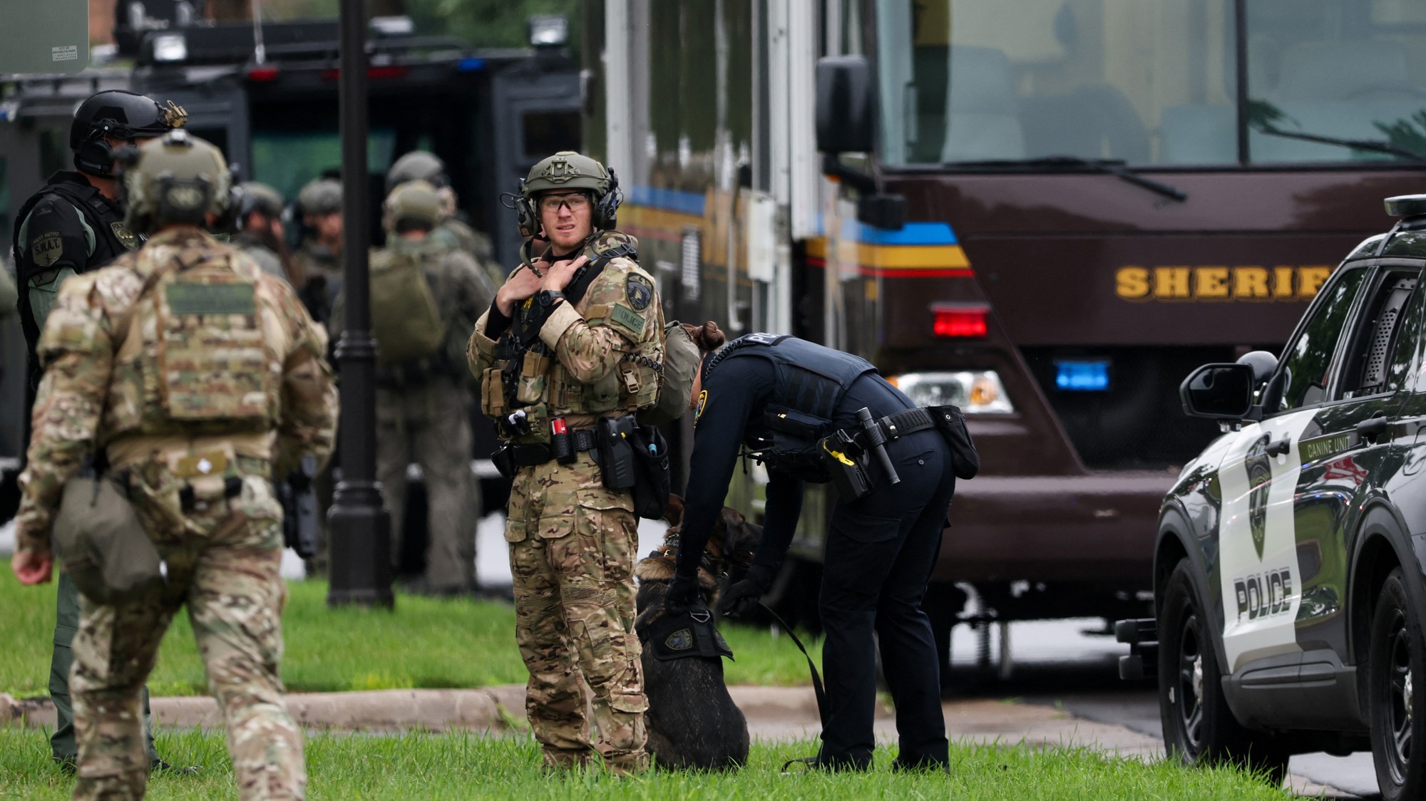 Americkí policajti zasahujú v štáte Minnesota, kde útočník strieľal na dvoch politikov Demokratickej strany a ich manželov