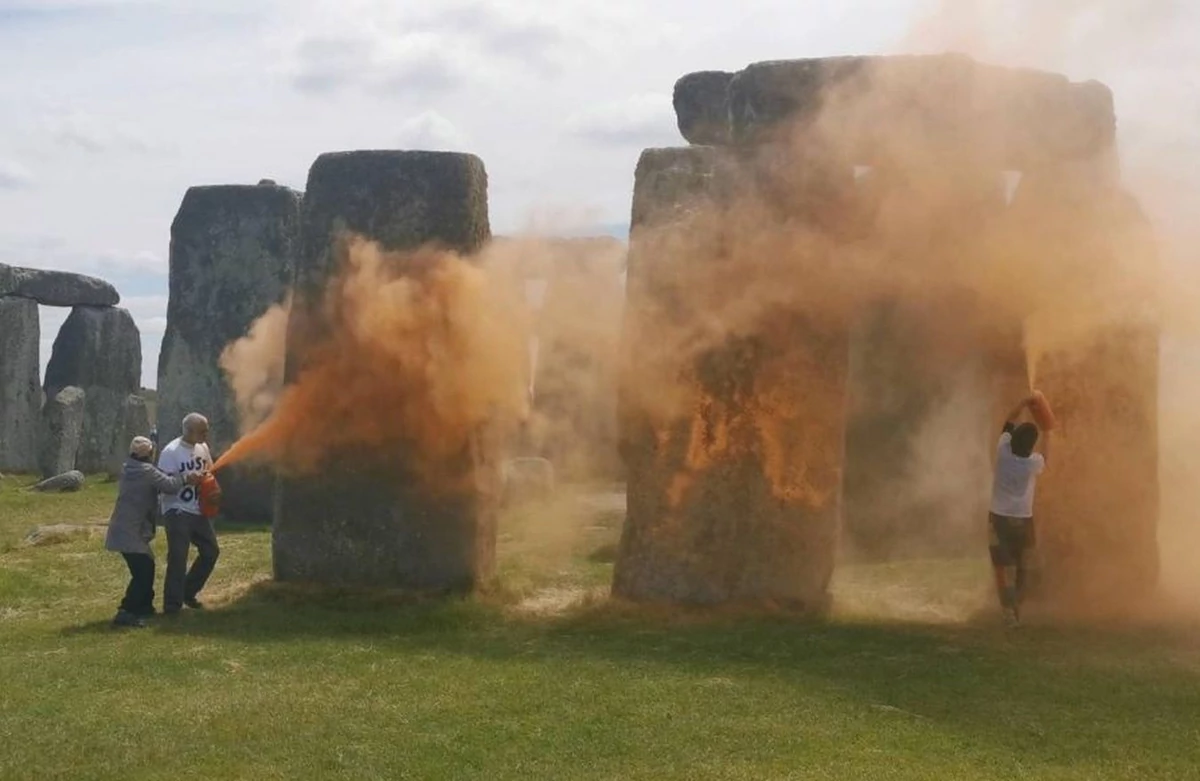  Stonehenge spryskane pomarańczową farbą przez ekoaktywistów z Just Stop Oil'. NAGRANIE