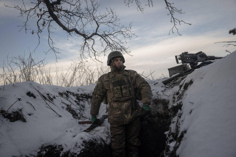 Ukraiński żołnierz w okopach na linii frontu niedaleko Kupiańska, 7 stycznia 2024 r.