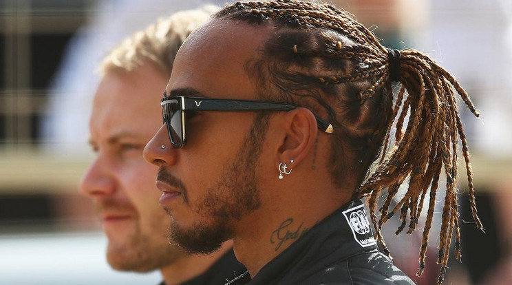 Hamilton a futamokon is hordja ékszereit /Fotó: Lewis Hamilton/Instagram