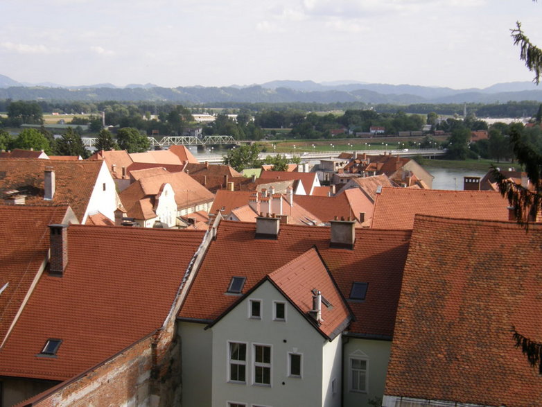 Widok na czerwone dachy starego miasta