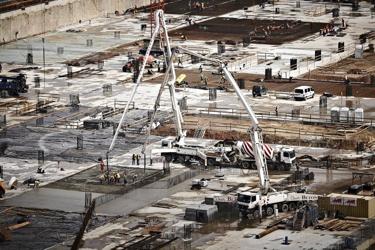 Projekt jest podzielony na trzy strefy, które maja pełnić różne funkcje: strefa I (40 ha) - funkcje kulturalne, komercyjne i mieszkaniowe; strefa II (30 ha) - funkcje komercyjne z programami rewitalizacyjnymi mającymi na celu zachowanie historycznej miejskiej zabudowy i strefa III (30 ha) - obszar gęstej zabudowy historycznej z przełomu XIX i XX wieku, w postaci kwartałów wielkomiejskich wymagających intensywnej rewitalizacji i uzupełnień. Na zdjęciu: Widok na budowę podziemnego dworca kolejowego Łódź Fabryczna oraz Nowe Centrum Łodzi i EC1. fot.(5)