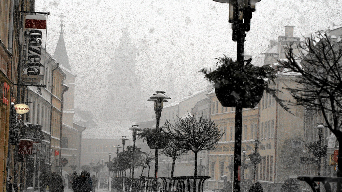 Na drogi Lubelszczyzny powróciła zima. Śnieg sypie w Lublinie i całym regionie. W Lublinie główne ulice są przejezdne. Pracuje na nich sprzęt: solarki i pługi. Trudna sytuacja jest jednak na osiedlowych uliczkach, które są zasypane.