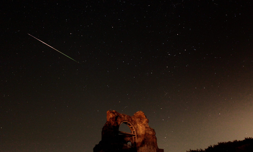 Co roku w okresie wakacyjnym mamy okazję zobaczyć na nocnym niebie prawdziwy deszcz spadających gwiazd. Rój meteorów widocznych w tym okresie nazywany jest Perseidami. Dzięki długiemu czasowi naświetlania na zdjęciu widać smugę zostawioną przez meteoryt spadający nad ruinami bizantyjskiej bazyliki w miejscowości Perushtitsa, w Bułgarii.