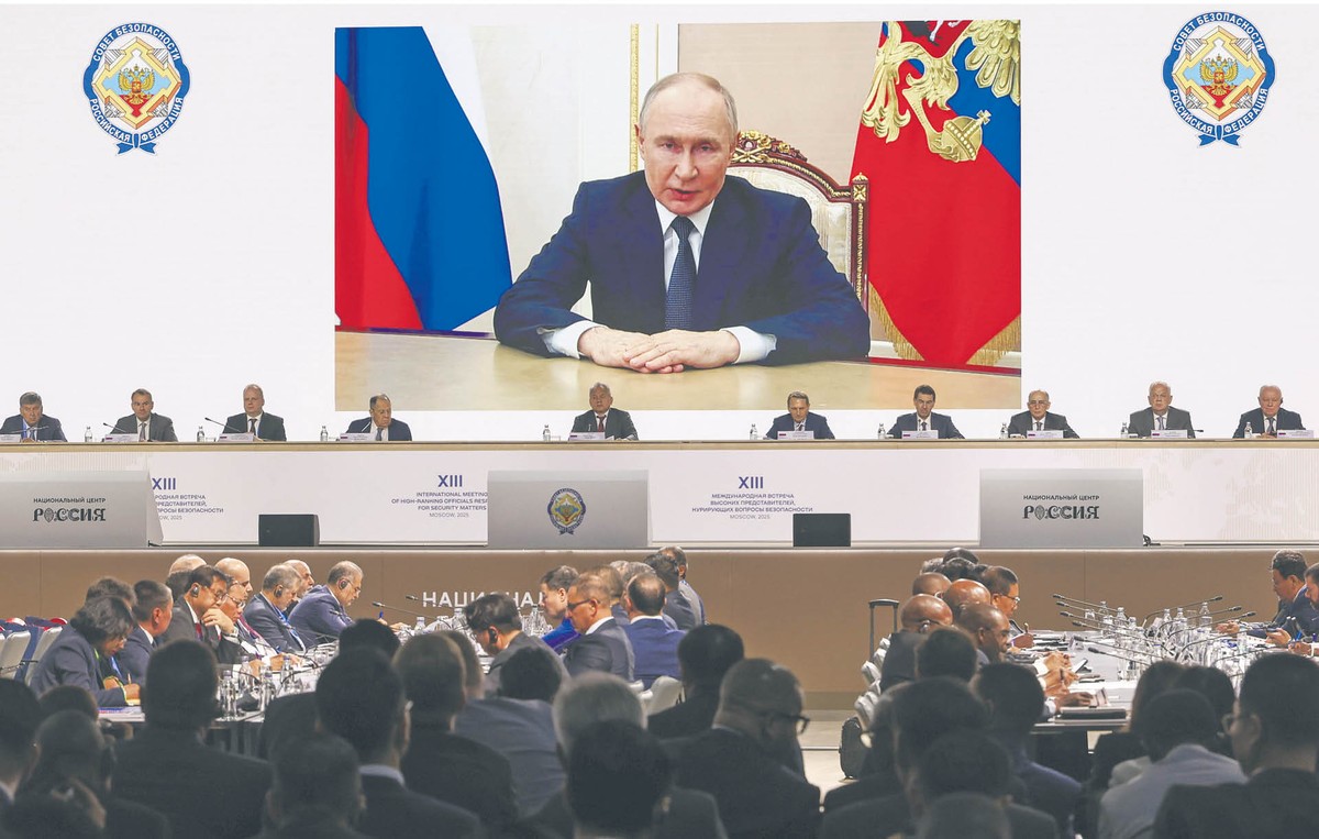 Władimir Putin przemawia do uczestników 13. Międzynarodowego Spotkania Wysokich Przedstawicieli Odpowiedzialnych za Sprawy Bezpieczeństwa w Rosyjskim Centrum Narodowym w Moskwie. 28 maja 2025 r.
