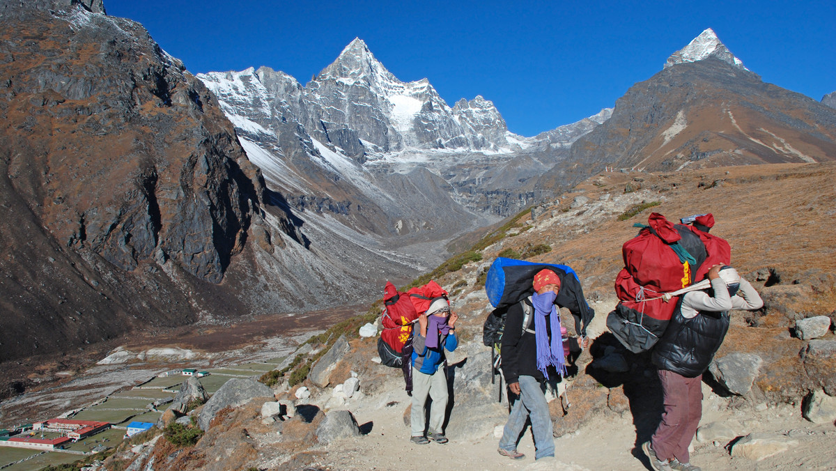 Szerpowie. Fragment książki  "W cieniu Everestu", Magda Lassota