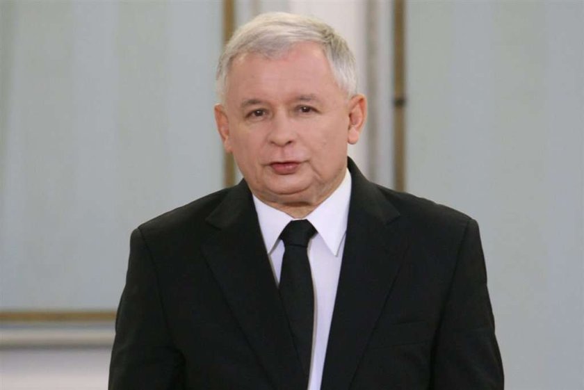 Kaczyński złoży wieniec przed krzyżem