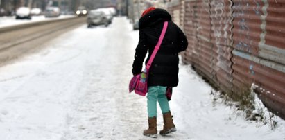 Odśnieżanie chodnika to twój obowiązek, ale nie zawsze. Kiedy unikniesz mandatu?