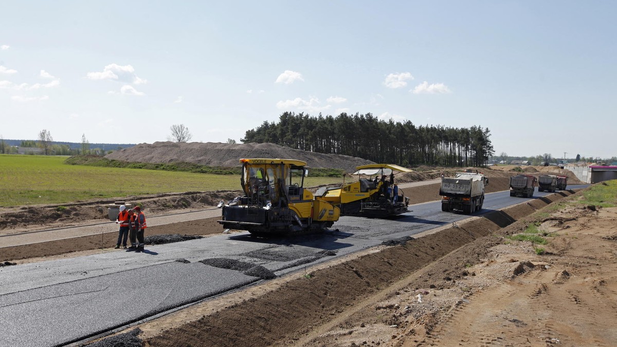 Nie tylko małe i średnie firmy, ale także duże przedsiębiorstwa, które pracowały przy budowie autostrad i nie otrzymały zapłaty, będą mogły zwrócić się o wypłacenie zaległych należności - wynika z projektu noweli specustawy drogowej z 2012 r., który we wtorek przyjął rząd.