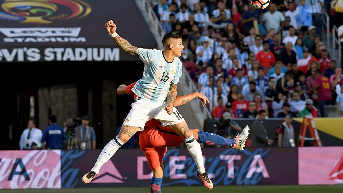 Porażka w finale Copa America była dla Argentyny wielkim ciosem. Po meczu z Chile kilku kadrowiczów, na czele z Lionelem Messim, zrezygnowało z gry w narodowych barwach. Reszta stara się o tym zapomnieć. Dobry sposób na to znalazł jeden z uczestników feralnego meczu Marcus Rojo, który relaksuje się na wakacjach wraz ze swoją dziewczyną.