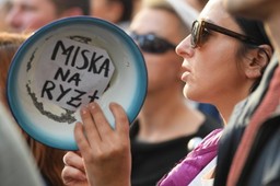 Protest pracowników pomocy społecznej w Warszawie: "Kto zostanie na etacie, jeśli wy o MOPS nie dbacie"