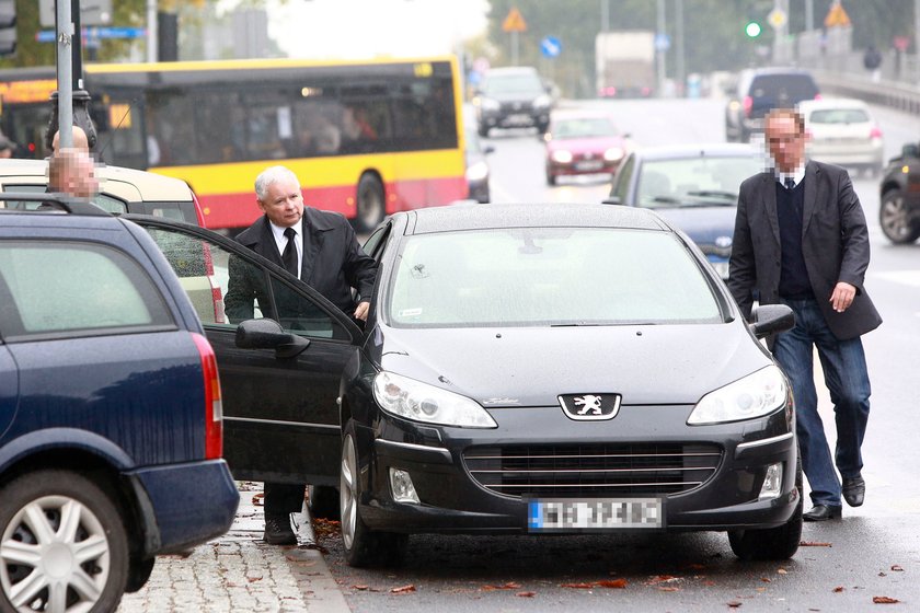 Jarosław Kaczyński na cmentarzu u mamy