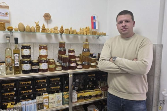 Vino ili med? Miloševići kažu "Medni penušavac"! Nemanja iz Drmna napravio jedinstveno piće od najkvalitetnije mešavine meda
