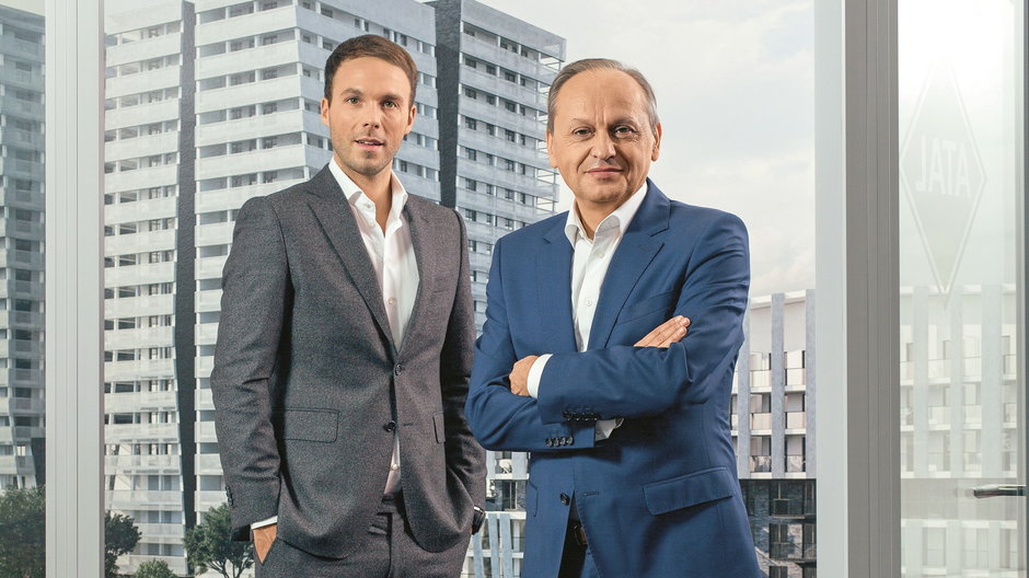 Giełdowym Atalem Zbigniew Juroszek (z prawej) kieruje jako prezes. Szefem rady nadzorczej jest jego syn, Mateusz.
