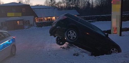 Obudził ich huk. Podbiegli do auta i mocno się zdziwili. Po chwili przeżyli jeszcze większy szok...